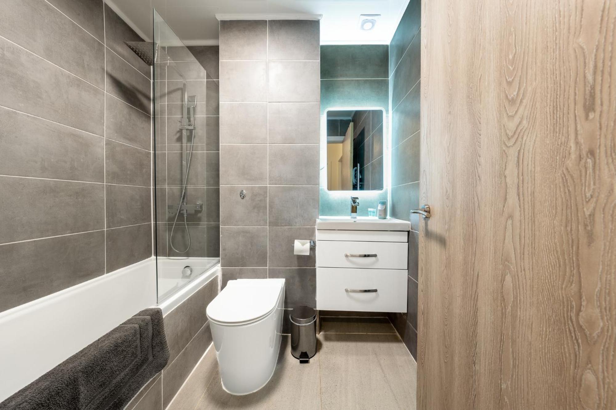 스테인스 Ashview 6 - Heathrow - Windsor - Free Parking 아파트 외부 사진